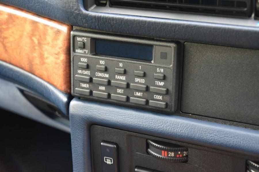 Детали интерьера BMW 740i (E32) 1992 года  (UK) (фото 162 из 170)